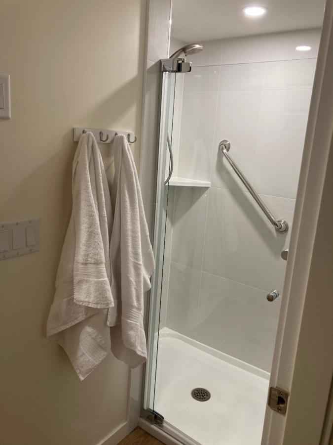 Bright Poolside Walkout Two Bedroom Basement Suite In The Okanagan 펜틱턴 외부 사진