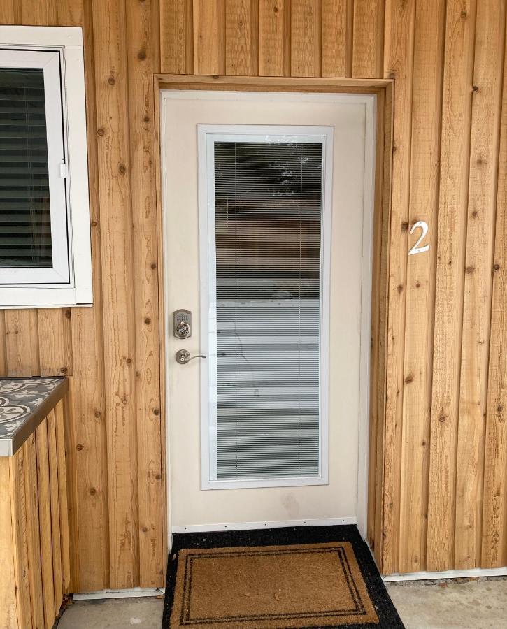 Bright Poolside Walkout Two Bedroom Basement Suite In The Okanagan 펜틱턴 외부 사진