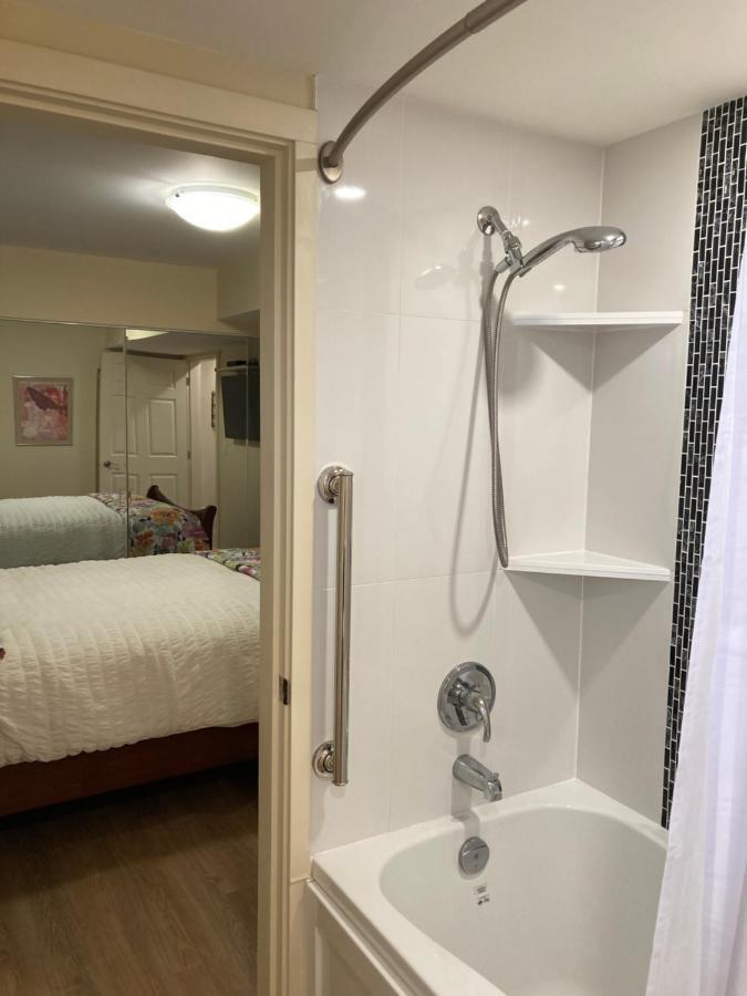Bright Poolside Walkout Two Bedroom Basement Suite In The Okanagan 펜틱턴 외부 사진