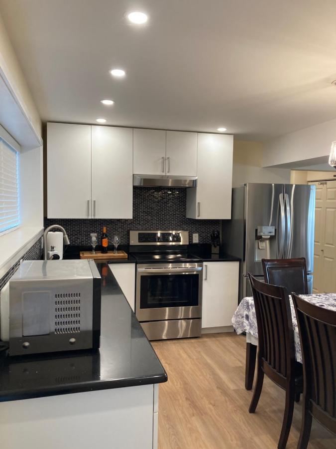 Bright Poolside Walkout Two Bedroom Basement Suite In The Okanagan 펜틱턴 외부 사진