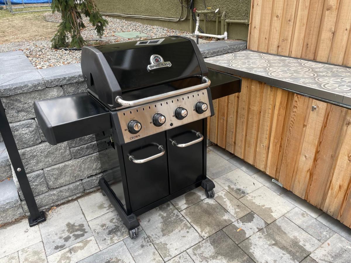 Bright Poolside Walkout Two Bedroom Basement Suite In The Okanagan 펜틱턴 외부 사진