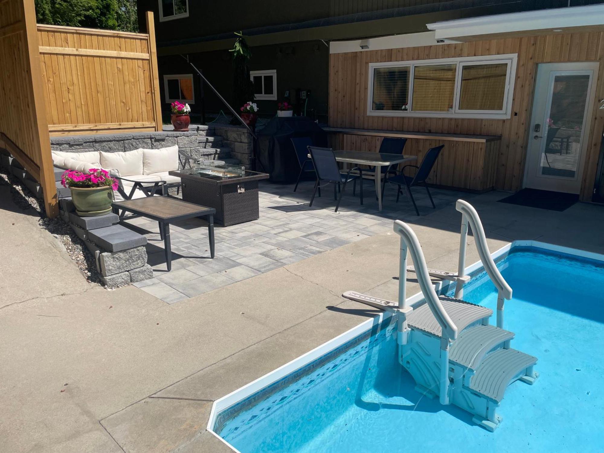 Bright Poolside Walkout Two Bedroom Basement Suite In The Okanagan 펜틱턴 외부 사진