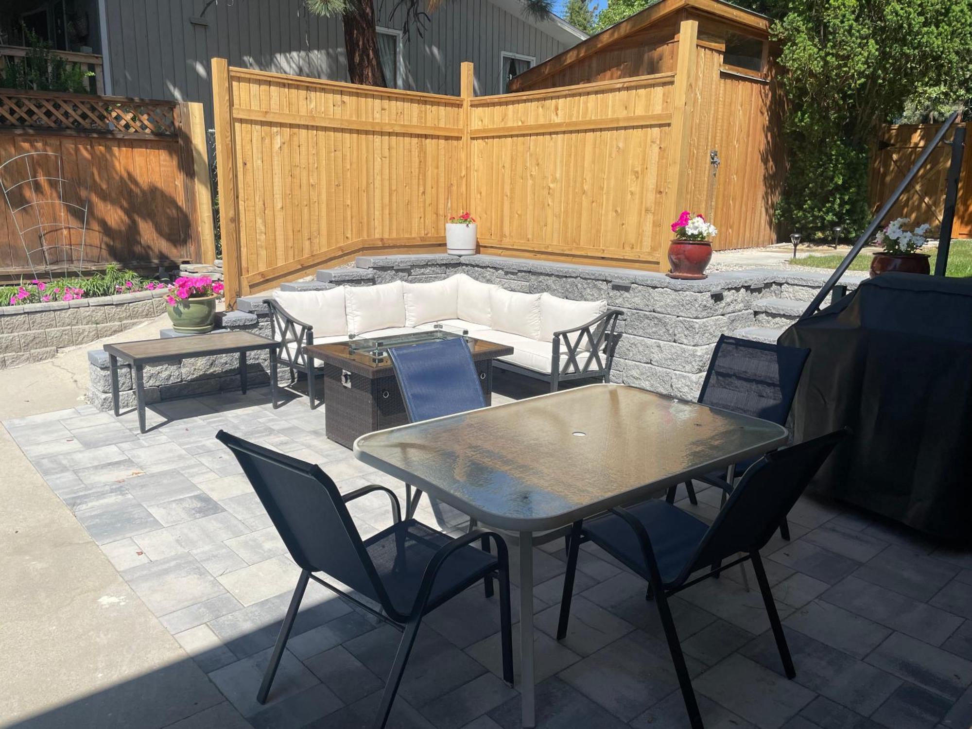 Bright Poolside Walkout Two Bedroom Basement Suite In The Okanagan 펜틱턴 외부 사진